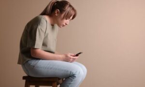 गलत बैठने का पोस्टचर और बैक पेन